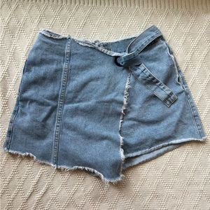 ❎SOLD❎Cloud Ten jean skirt style shorts with strap closure and zipper women’s
